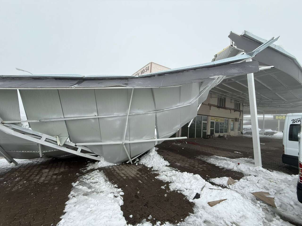 Kar, oto galerideki çatıları çökertti! 67 araç hasar gördü 8